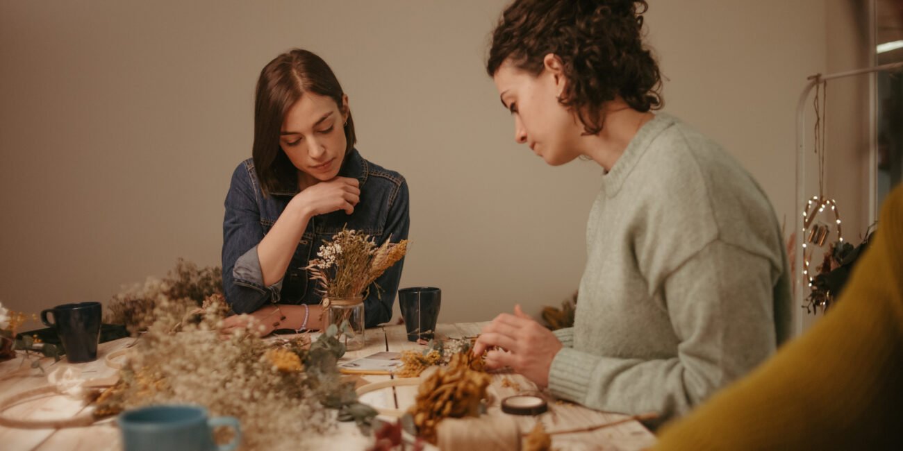 Mujeres en un taller floral